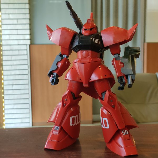 初投稿です。お見苦しい点もあるかと思いますが宜しくお願いします。&nbsp;29年前のキットらしいです。股関節が折れていたので、針金で補強しています。反対もそのうち折れそうなので貫通させました。肩の縦幅がとにかく大きい（ 広い）のがどうしても気になったので、ロウソクで加熱して内側に押し曲げ。適当に面取りで6ミリぐらい薄くなったと思います。頭部は横幅が欲しかったのでプラ板で左右に1ミリほど追加しました。こっちの方がいいと思うな。他に気になったのは・スカートの外側の延長したい・肘が細すぎるので太くしたいなのですが、大変そうなのでパス。いつか気が向いたらシようね♡&nbsp;サフ吹いて基本塗装、後はウェザリング予定です。&nbsp;（4枚目）