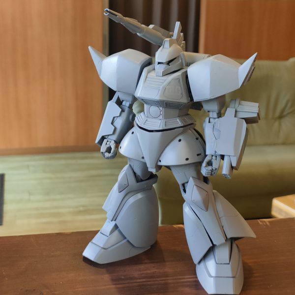 初投稿です。お見苦しい点もあるかと思いますが宜しくお願いします。&nbsp;29年前のキットらしいです。股関節が折れていたので、針金で補強しています。反対もそのうち折れそうなので貫通させました。肩の縦幅がとにかく大きい（ 広い）のがどうしても気になったので、ロウソクで加熱して内側に押し曲げ。適当に面取りで6ミリぐらい薄くなったと思います。頭部は横幅が欲しかったのでプラ板で左右に1ミリほど追加しました。こっちの方がいいと思うな。他に気になったのは・スカートの外側の延長したい・肘が細すぎるので太くしたいなのですが、大変そうなのでパス。いつか気が向いたらシようね♡&nbsp;サフ吹いて基本塗装、後はウェザリング予定です。&nbsp;（2枚目）