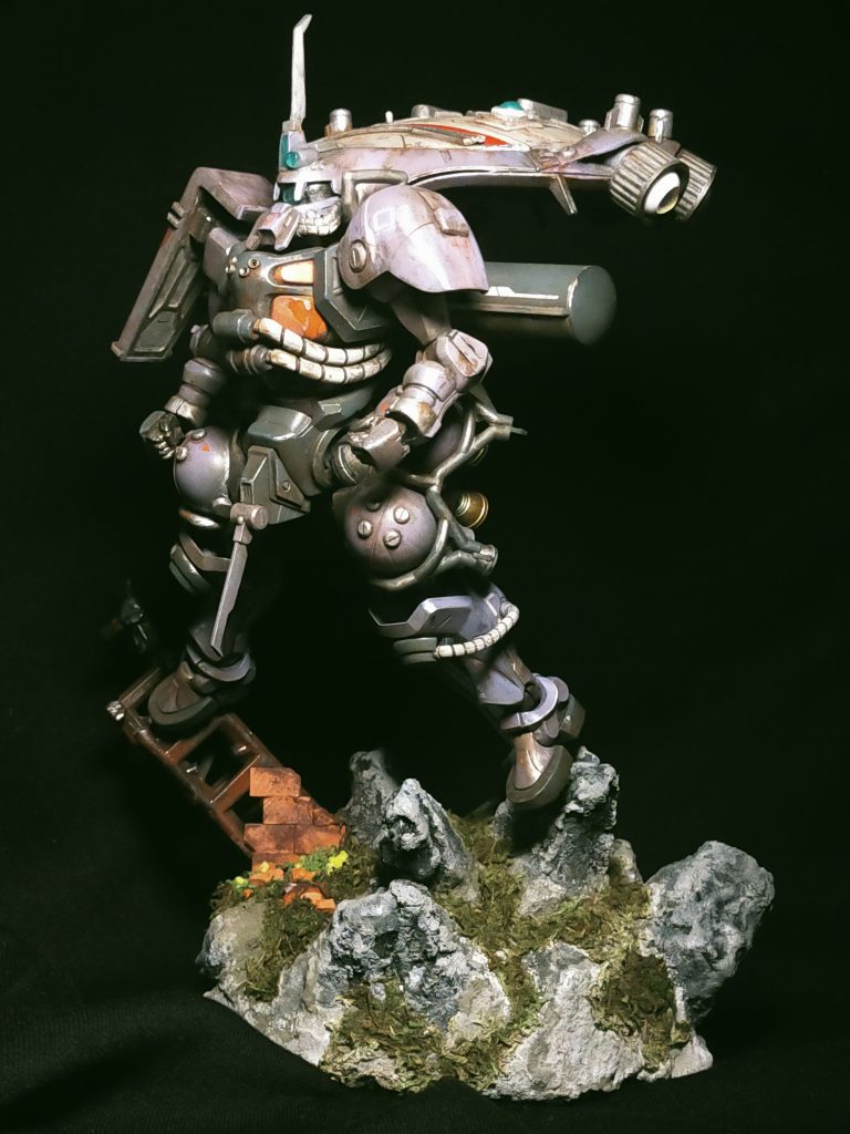 軍警ザクをベースに、頭、肩、股、バックパックなどをアイザックから拝借してミキシング