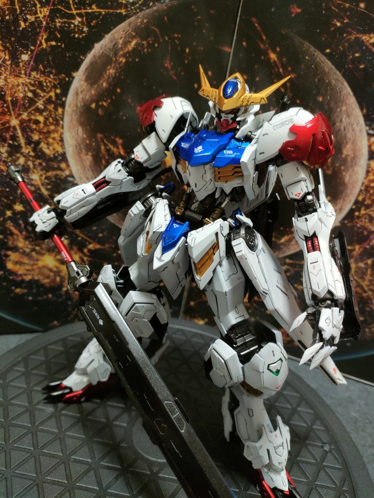 白パーツはメカサフライト→アルティメットホワイト＋グレー少々→ホワイトガラスパール青はメカサフスーパーヘビー→スーパーシルバー→ウルトラマリンブルー赤はメカサフスーパーヘビー→メタリックレッド→クリアレッド最後はガイアカラーの艶有りクリアで。今回は塗装に全振りで作成しました。