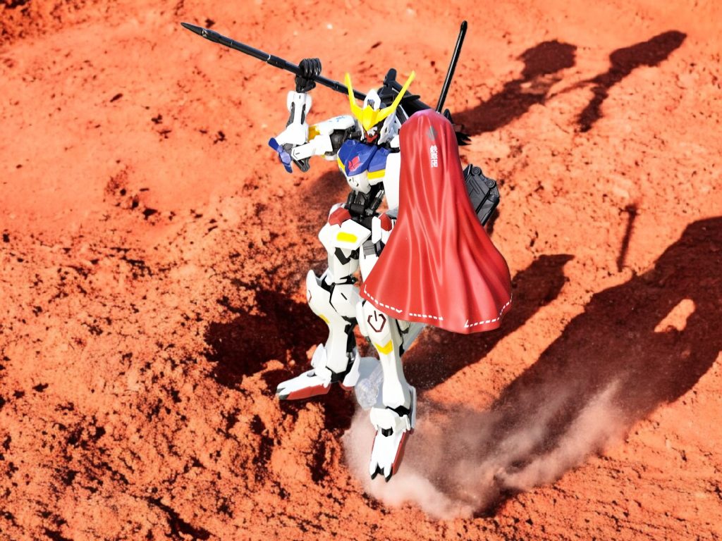 バルバトス火星の台地に立つ！！恰好良いですが、ミカはキャラ的にわざわざ赤マント付けて決闘とかしなさそう(gundam-kao5)