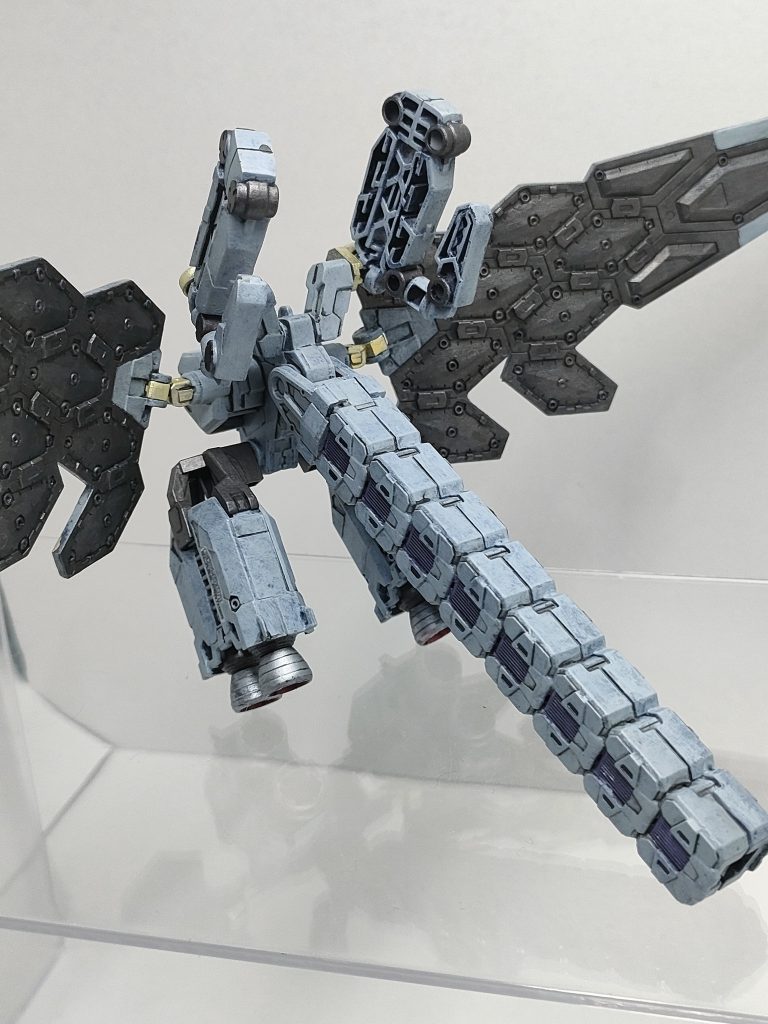 サブアームの肉抜きすごいwまずグラスフェザーですが、元のカラーではなく兵器っぽい色にしたら格好良いんじゃね?から、このカラーになりました!!気に入ってます☺️