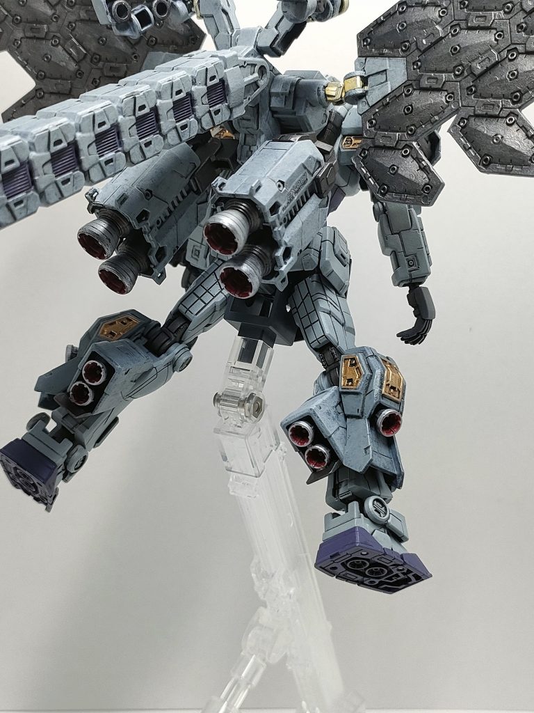 アクリジョンのグレーサフを筆塗りしてから、水性ホビーカラーで筆塗り。タミヤエナメルブラックで墨入れ。水性つや消しでフィニッシュです。いやぁエントリーグレードじゃない、万博ガンダムも欲しくなってきました👍