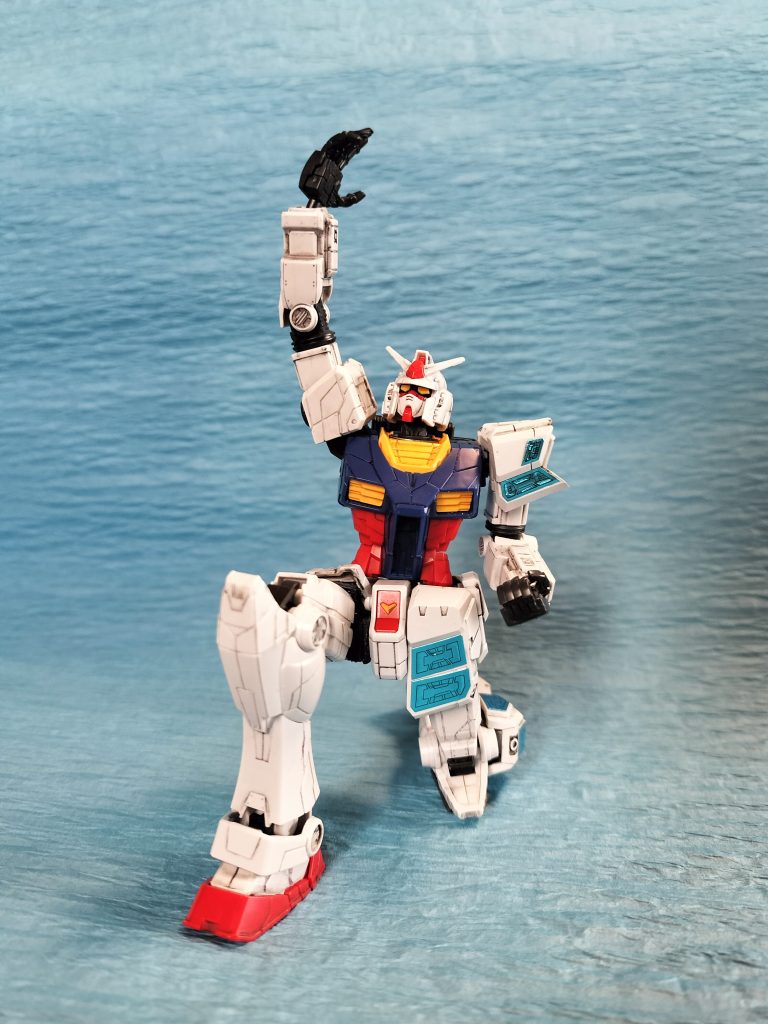 左肩アーマーは部分カットして対応。HGならカットしなくても対応できたみたいですね。左腰アーマーは下が少し見えてるみたいだが再現は断念。