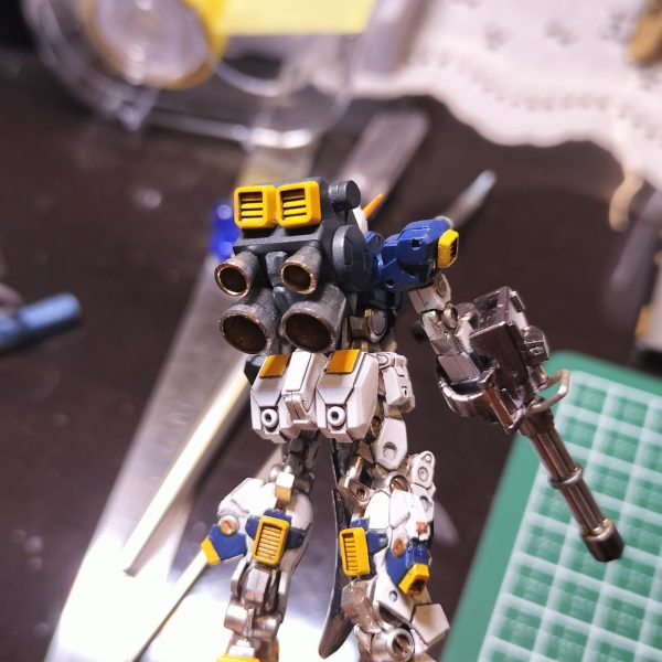 今のHgはほんとに作りやすいので、アーティファクトのほうが素組も大変。塗装や改造は、もっと大変。その分できたときの喜びは55mmのサイズには収まりません(笑)バックパックのベースは、デルタプラスのカカトパーツです。プチブロックも大活躍。（4枚目）