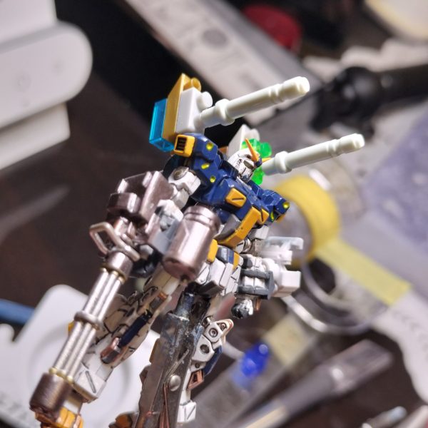 今のHgはほんとに作りやすいので、アーティファクトのほうが素組も大変。塗装や改造は、もっと大変。その分できたときの喜びは55mmのサイズには収まりません(笑)バックパックのベースは、デルタプラスのカカトパーツです。プチブロックも大活躍。（3枚目）