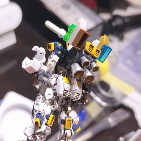 今のHgはほんとに作りやすいので、アーティファクトのほうが素組も大変。塗装や改造は、もっと大変。その分できたときの喜びは55mmのサイズには収まりません(笑)バックパックのベースは、デルタプラスのカカトパーツです。プチブロックも大活躍。（2枚目）