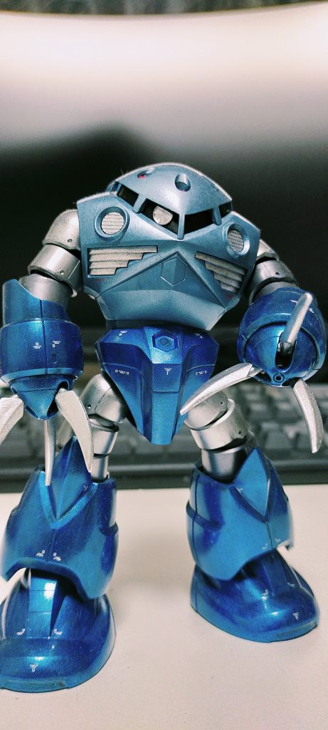 下地のGXメタリックブルーはエアブラシ用塗料のため筆ムラが出やすく，3回ほど重ね塗りしました．アップにすると残った筆ムラが見えますが，エナメルクリアーブルーで上書きすることで若干ムラが押さえられます．普通のMr.カラーメタリックブルーも試してみましたが，筆ムラは出にくいものの，やや明るさが足りず，キャンディっぽさが出ませんでした．