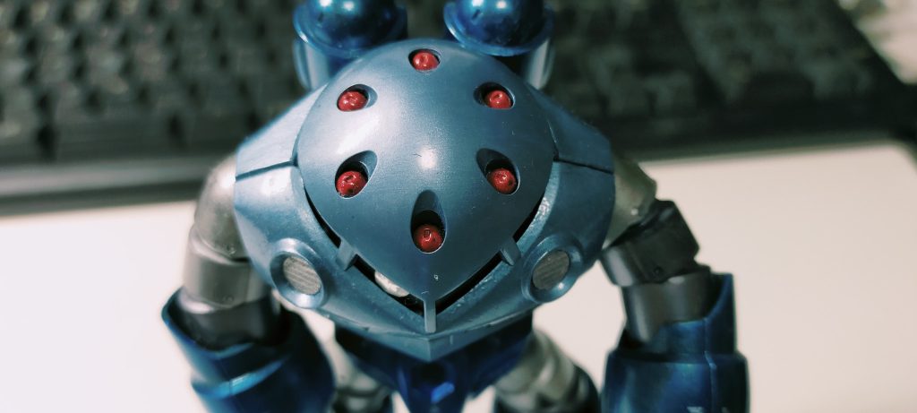 頭部ミサイルは綺麗に発色してくれました（グレーサフ筆塗り＋Mr.カラーメタリックレッド）．最初，発射口の内側を手抜きで塗らなかったのですが，気になって塗り直しました．ほんとに細かな部分なのですが発射口の内側を塗るとすごく綺麗に見えます．こういう細部が大きな印象の違いをもたらすのは，不思議であり面白い点です．頭はシルバー＋メタリックブルーの筆塗りです．この組み合わせだとシルバーの隠蔽力が強く筆ムラが目立たないことを知りました．