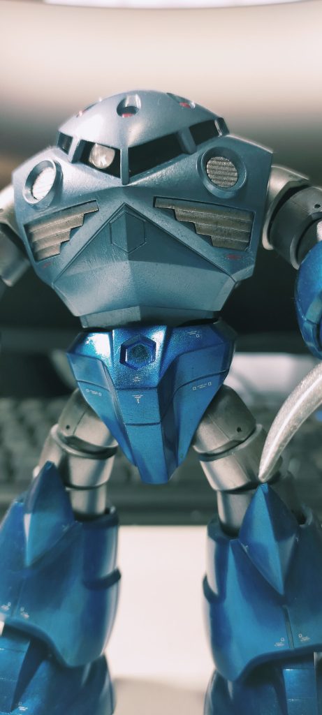 上半身アップ．デカールはHiQparts 1/144 RB01コーションデカール（ホワイト）です．たくさん入っていてお得です．&nbsp;筆塗りでどこまでキャンディっぽくできるかに挑戦してみました．仕上がりはやはりエアブラシには劣りますが，スゴックみたいに曲線が多いモデルは，筆塗りでもそこそこいい感じになることが分かりました．