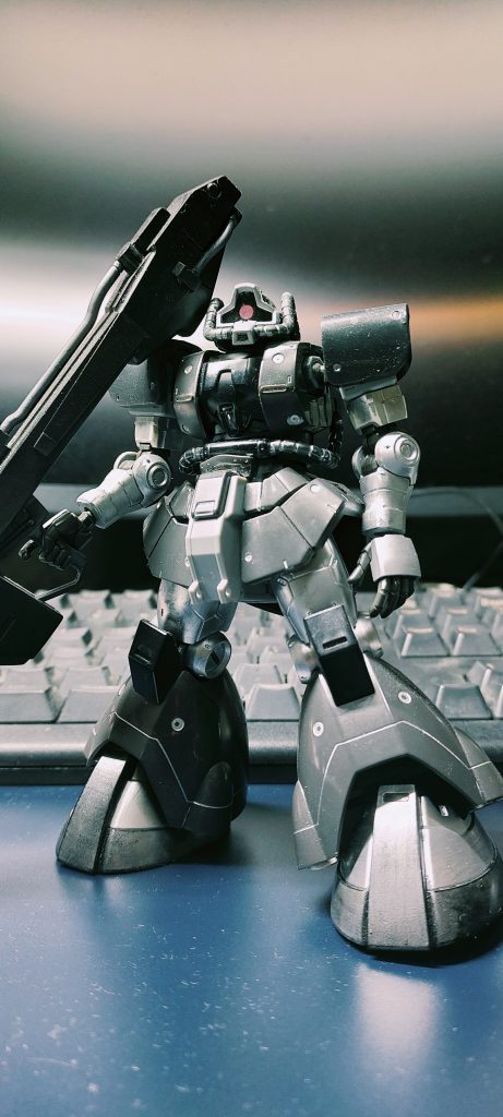 ドムのモノアイ周りのフレームは赤ですが，なんとなくシルバーのほうが合うんじゃないかと試しに塗ってみました．どうでしょうか．赤だとちょっと浮くので，このほうが統一感が出る気がします．