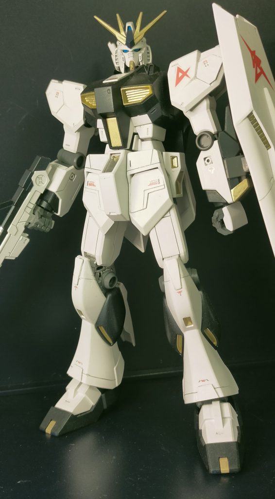 はじめてEGのνガンダムを作ったんですけど，とても組みやすく，すばらしいキットでした．完成後のサイズも大きく，合わせ目が全然ない！