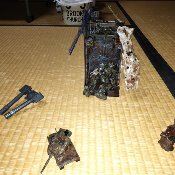 色々あってボロけたジムスパルタンをベースに連邦軍の基地風に受験が終わって合格したから気が楽だなぁぁぁぁあやっと模活できます家にあるトミカだのジャンクパーツだのをかき集めて作りました部隊は増設するかも？久々の投稿ですなコメントするばっかで作れてなかったので開放感エグいです（6枚目）