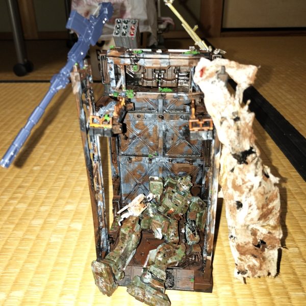 色々あってボロけたジムスパルタンをベースに連邦軍の基地風に受験が終わって合格したから気が楽だなぁぁぁぁあやっと模活できます家にあるトミカだのジャンクパーツだのをかき集めて作りました部隊は増設するかも？久々の投稿ですなコメントするばっかで作れてなかったので開放感エグいです（5枚目）