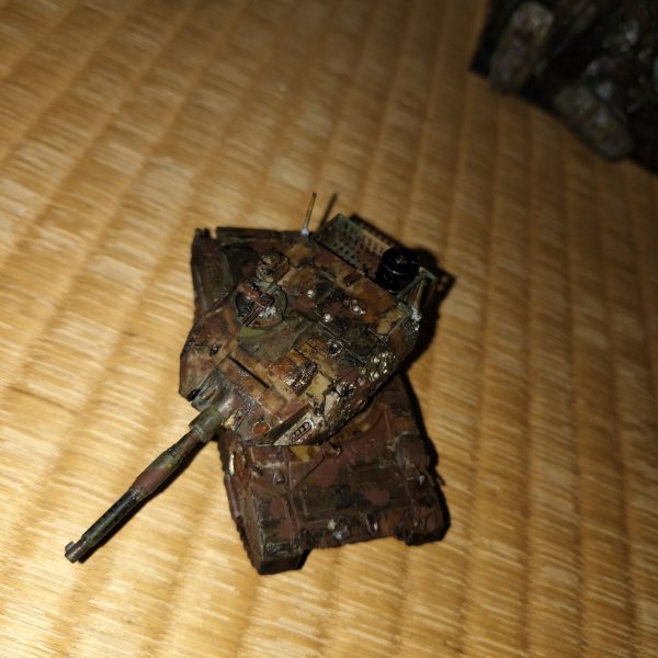 色々あってボロけたジムスパルタンをベースに連邦軍の基地風に受験が終わって合格したから気が楽だなぁぁぁぁあやっと模活できます家にあるトミカだのジャンクパーツだのをかき集めて作りました部隊は増設するかも？久々の投稿ですなコメントするばっかで作れてなかったので開放感エグいです（3枚目）