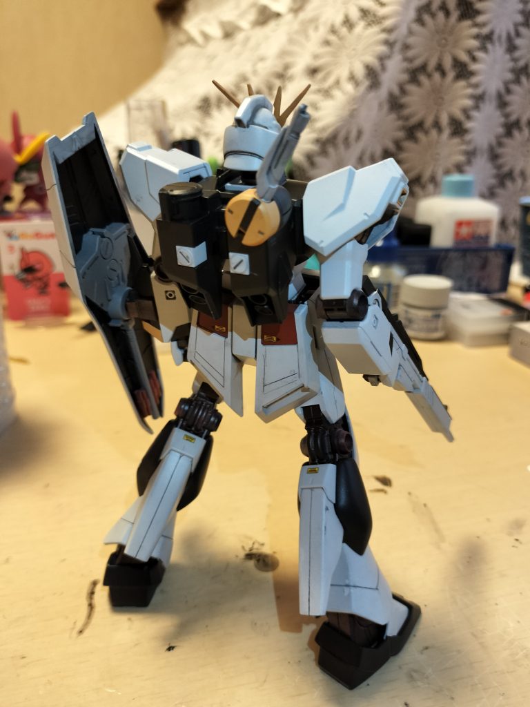 後ろです。リアスカート、バーニアのカバー的な部分にも筋彫りをしてみました。(gundam-kao6)