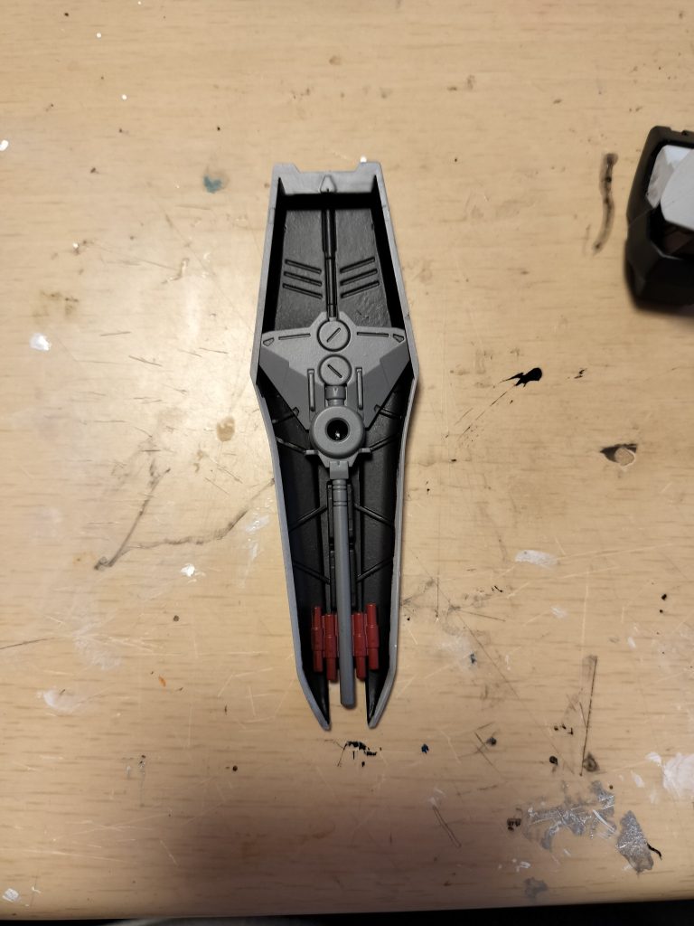 盾です。ミサイル部分も塗り分けをしました。今回利用した塗料下地、水性サーフェイサー1000白部分、水性ディアクティブホワイト黒部分、水性ミッドナイトブルー+水性コバルトブルー少量黄色部分、水性gquuuuuuxイエロー赤部分、水性シャア専用機レッド+水性モンザレッド少量ツインアイ、水性蛍光グリーン黒塗り分け、エナメルフラットブラック