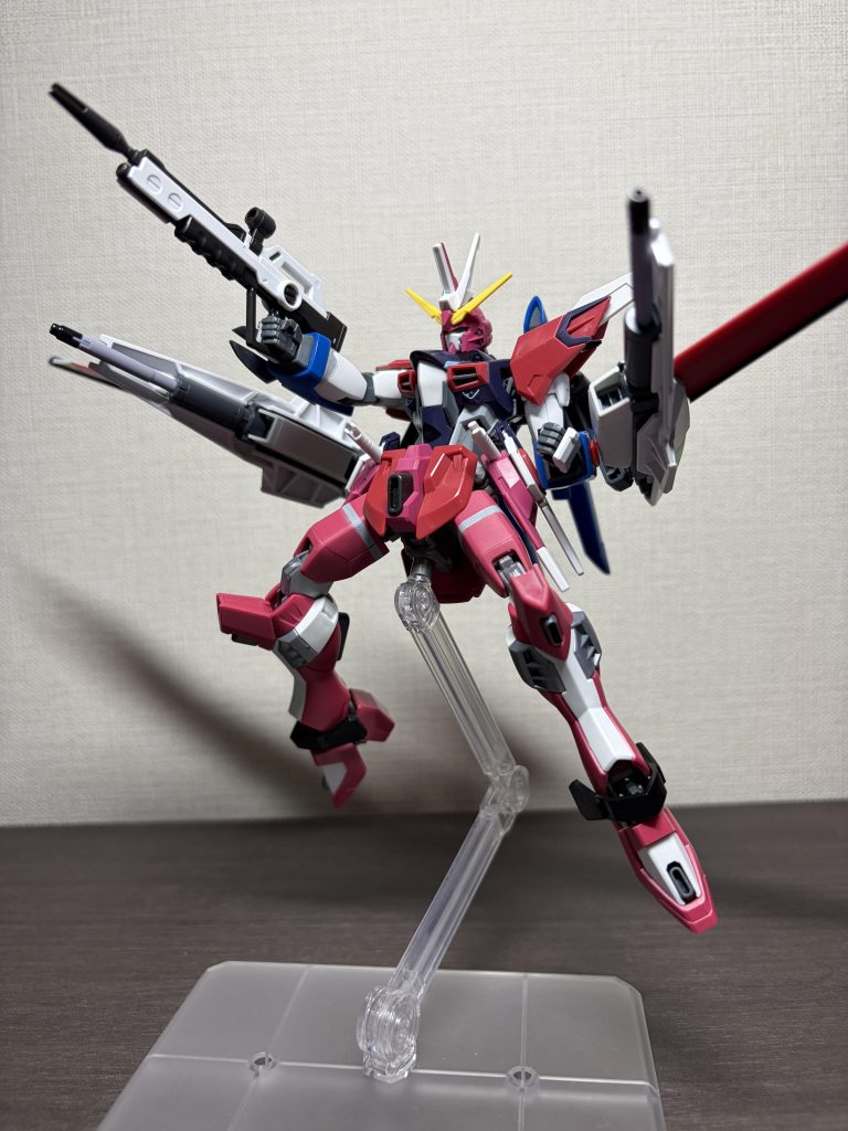 イメージとしてセイバーの要素も入れたいなと思っていたので、バックパックは固定化して可動式のバインダーを装備することでシルエットを近づけてます。変形まではさせられませんでした。&nbsp;現在、本業(大学院)の方が修論執筆真っ最中でアホほど忙しいので牛歩で進めさせて頂いてます。完成は年度明けになるかもです…。