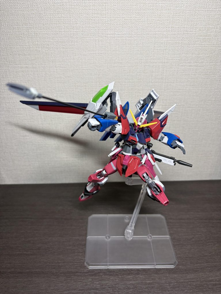 これまた大分前(半年以上は前)から着手自体はしていたのですが、その当時にコードギアスを配信サイトで一気見してどハマりしたのでスラッシュハーケンをどうしても装備させたくて右腕に搭載しました。