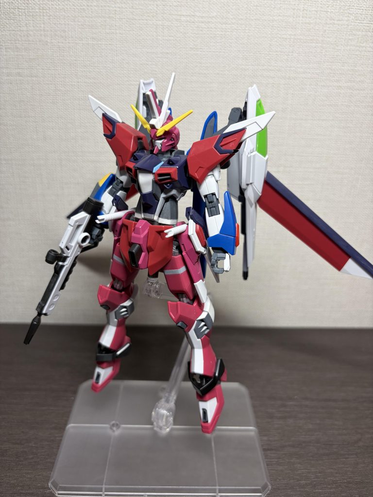 ミキシングについてはどこがどのキットか分かると思うので詳細は省きます。プロポーション関係でいうと首と二の腕と前腕を1 mmずつ、腹部と太腿部を2 mm延長してます。ライフルとビームサーベルは磁石マウントに変更してます。