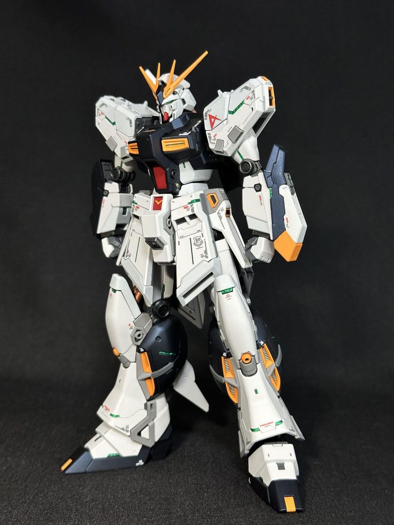 「アムロの戦闘データを元に、ν(※バックパックを除く)をブラッシュアップした機体」という設定で、カラーリングはνを参考に、出来る範囲で再現。(※各所にあるダクトの黄色等)