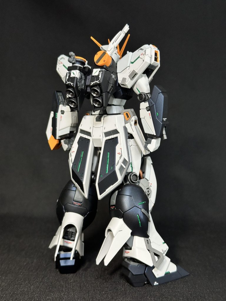 ダークブルーの部分は、プリズムブルーブラックを使用。νのバックパックは、接続ピンを少し削ってやれば簡単にHi-νに取付けられます。