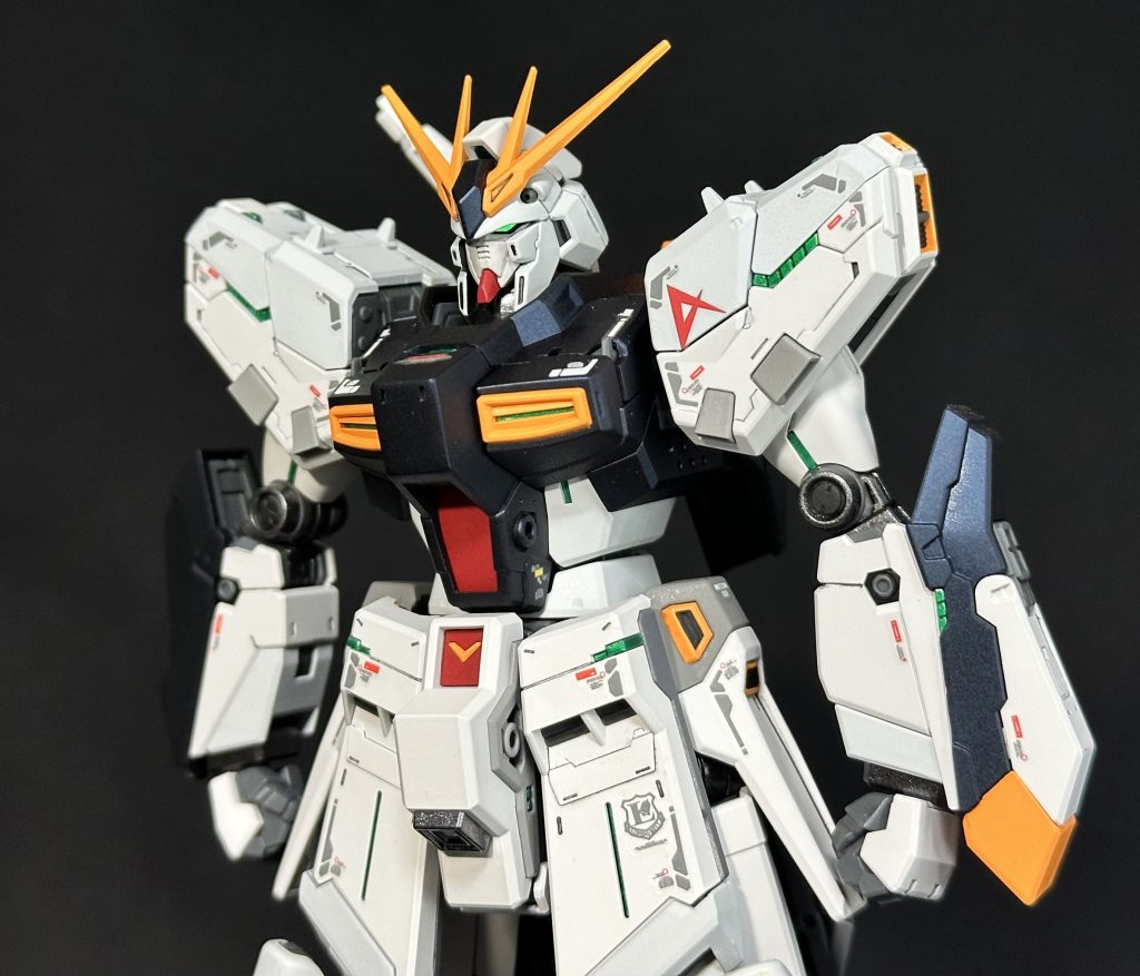 前回作ったHi-νガンダムHWS仕様と同様、機体各所のサイコフレームと思しき部分をグリーンで塗装。