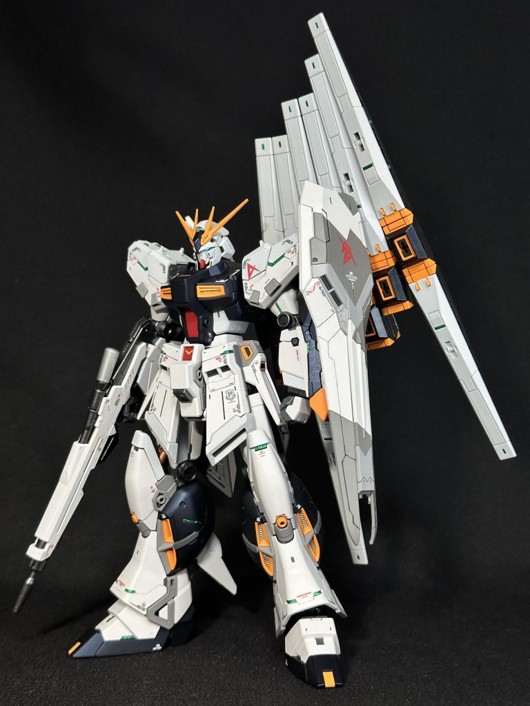 フル装備。カラーリングと全体的なシルエットから、どこから見てもνガンダムに。アナタが一瞬でも「νかと思った!」となったのなら嬉しいです✌️