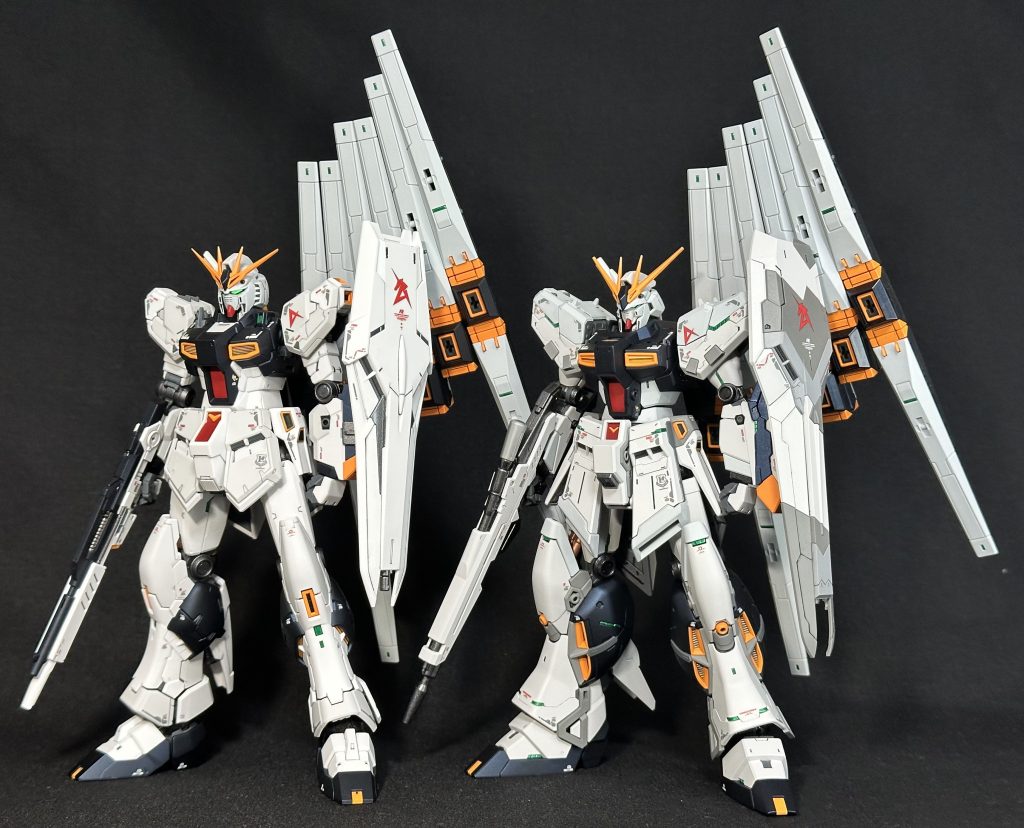 本家RG νと比較。ボディーのデザインは異なるものの、全体的に色を合わせてみると案外馴染むカンジ。つ〜か、νって脚長いんですね。