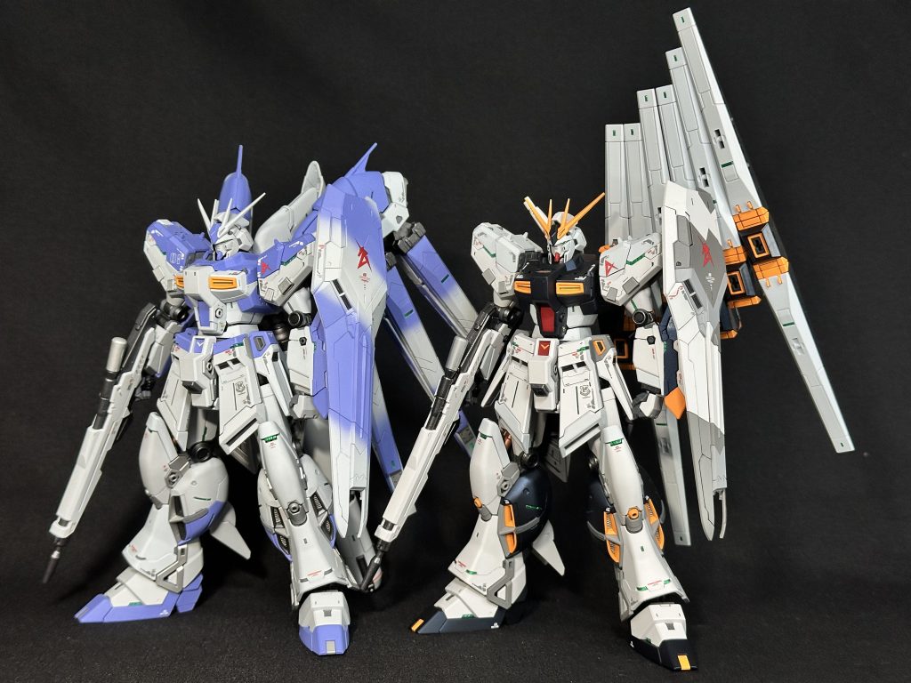 続いて前作のHi-νガンダムと比較。同じ機体でも、色が異なるとここまで印象って変わるものなのか〜