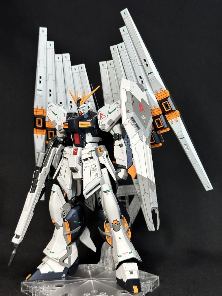 ビームサーベルラックを換装すれば、Wフィン・ファンネル仕様にもチェンジ可能。ただしスタンド必須となります💦