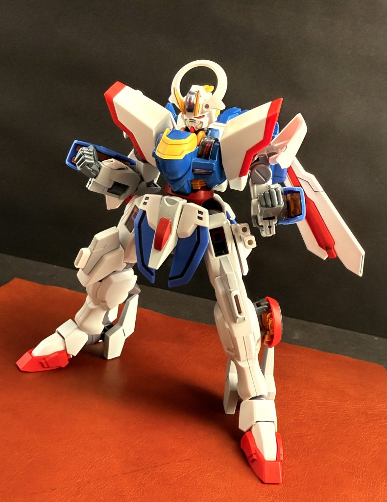 決闘　其の三パイロット　シボデー•クロケットMS &nbsp; デミ•マックススター　荒廃し、廃墟となったビルの合間を縫う様に、滑る様に走るMSがある。デミ•トレーナーベースの機体だ。赤、青、白。三色に彩られた派手なデミ•トレーナー、頭部をはじめ上半身はまるでアメリカンフットボールの選手を思わせるアーマーを着込んでいる。その背には長いベースボールで使用される様なバット状の、いや、バットそのものの打撃武器。そして脚部、足首部分に左右それぞれに四輪ずつ装着された車輪によりローラースケートの様に倒壊したビルの隙間を滑る様に走っているのだ。その、デミ•マックススターのコクピットの中で、シボデー•クロケットは不敵に笑う。「どこだぁ！ジャパニーズッ！」　灰色の廃墟群の中にチラリと見える白い機体。シャイニングガンダムの姿を見つけたシボデーはニヤリと口の端を上げ笑みを浮かべる。その背に背負ったバットを持つと、バッターボックスに立つバッターの様な構えのままシャイニングガンダムの前に滑り出る。「見つけたぜェ！ジャパニーズ！…マックスッ！ホームランッ！」　そのまま、こちらに気付き振り向くシャイニングガンダムに、合金削り出しの純粋な打撃武器であるバットをフルスイング。機体をくの字に曲げ吹き飛ぶシャイニングガンダムを見ながらシボデーは笑う。　「グワァァ！」　思いがけない方向から、思いがけない攻撃方法で攻撃され吹き飛ばされ、コクピットの中で無様にひっくり返りながら土門はうめく。「ぐぅぅ、シボデー•クロケット…。コイツ、チャラチャラした見た目の割に、…強いッ！」　吹き飛ばされ、叩きつけられた廃ビルの中で素早く体勢を整え外に出るものの、デミ•マックススターの姿を再び見失ってしまう。…まずい。このままでは同じ事の繰り返しになってしまう。焦る土門に、再びデミ•マックススターの攻撃が炸裂する。今度は、アメフト選手顔負けのタックルだ。「ヘイッ！どうしたァ、ジャパニーズッ！」　その程度なのか？と、笑うシボデーの声をひっくり返ったコクピットの中で聞く土門。「…オレ様の機体が、デミ•トレーナーだと油断するから、こうなるんだぜッ！」　そう言って、脚のローラースケートで再び姿を消すデミ•マックススター。コクピットの土門の耳にシボデーの声だけが響く。「…オレは、ドリームを掴み取るッ！…何があってもだ！」　シボデーの心の声、本心なのだろう。その声を聞いた土門は、自らを恥じる。なんと言うことだ。…俺は、何処かでシボデーのことを馬鹿にしていたのかもしれない。アイツに太刀打ち出来ないのも当然だ。「…すまないッ！シボデーッ！俺は、お前のことを…。いや、ここは言葉では無い！拳で語るのみだッ！…いぃくぞ！シボデーッ！！」「…そうこなくっちゃなぁ！来いッ！！…克州土門ッ！！」　シボデーが吠え、デミ•マックススターがシャイニングガンダムの目の前に躍り出る。同時に、デミ•マックススターの胸部装甲、肩アーマーが弾け飛ぶと、両腕を胸の前に揃え、ボクシングのファイティングポーズをとる。「これがオレの真のファイトだッ！…マックスッ…マシンガンパァンチッ！！」　シボデーの咆哮とともに、デミ•マックススターから放たれる猛烈なジャブの嵐。灼熱の炎を纏うストレート。それに対し、土門もまた、拳で応える。漢と漢。拳と拳。互いのプライドを賭けた拳がぶつかり合う。「「ウォォォッ！！」」　壮絶なまでの殴り合い。MSというこの時代の文明の頂点にある様な機動兵器を使用して尚、繰り広げられる原始的な拳と拳のやり取り。…ふたりの雄叫びが重なり合っていく。　〜〜　沈みゆく夕陽が、廃墟となったビルの影をどこまでも伸ばしていく。倒壊し、横倒しになったビルの壁面に二機のMSがある。シャイニングガンダムとデミ•マックススターだ。大の字になって寝転んだ二機のMSは、互いにガツリと拳をぶつけると言う。「…へ、へへ。…やるじゃねえか、ジャパニーズ…」「…ああ、お前もな。シボデー•クロケット」　赤く燃える夕陽の中に、漢たちの笑い声が響く。