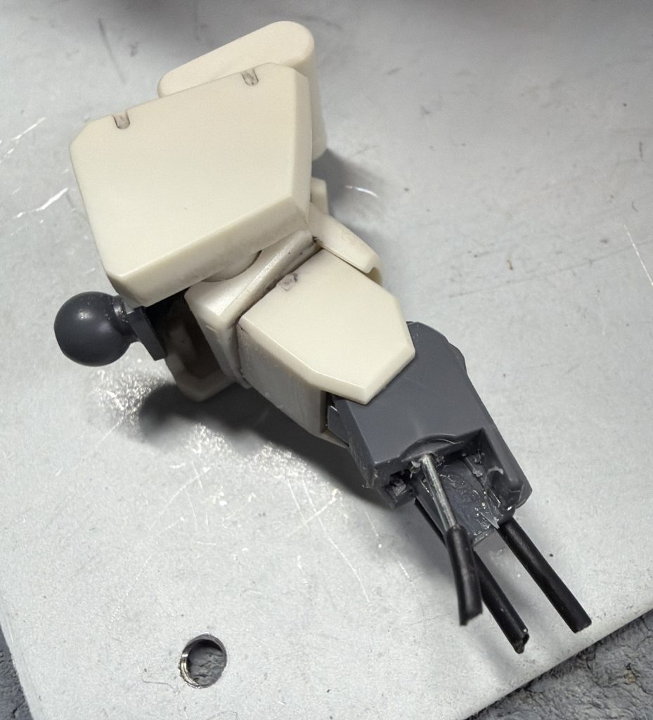 EZ-8の左腕直線ワイヤー0.7mmと配線カバーで再現