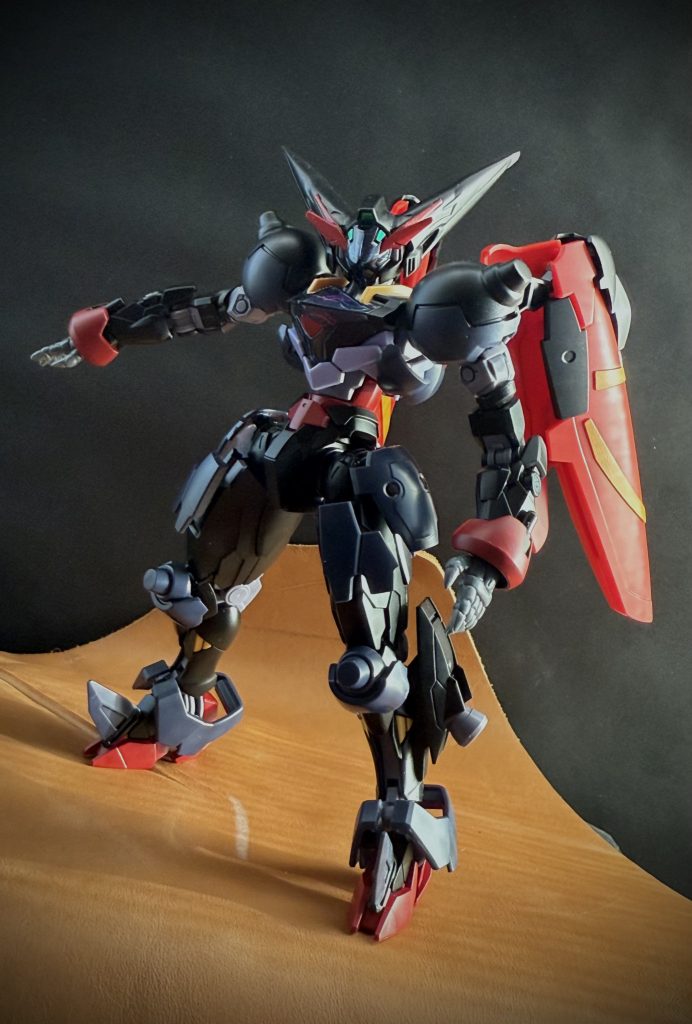 Master GUND-ARM　土門の師、東方無敗が駆る漆黒のガンダム。シャイニングガンダム同様、出所のわからない謎のMS。完全な格闘戦用になっており、火器類の類いは一切装備されていない。ただ、その機体のデザインラインに、オックス•アース•コーポレーション及び、シン•セー開発公社製MSに似たラインがあることから、何らかの関係があると思われる。この機体にもシャイニングガンダム同様、パーメットトレースシステムが搭載されており、この二機のMSの出所は同じ所なのかもしれない。　この機体の戦闘能力に至っては、素手でMSをも打ち倒すほどの武術の達人である東方無敗が操縦する以上、無限ともいえる戦闘力を持つ。主な必殺技として、気炮暗黒通（ダークネスフィンガー）を始め、十二王方牌大車併、超級覇王電影弾、帰山笑紅塵、石破天驚拳などがある。