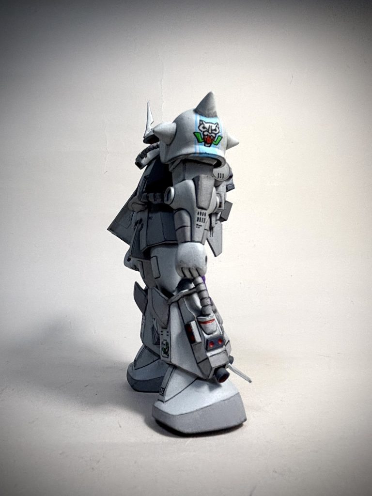 左肩のスパイクアーマーの絵柄は手描きしました。ちょいと大きくなってしまいました。