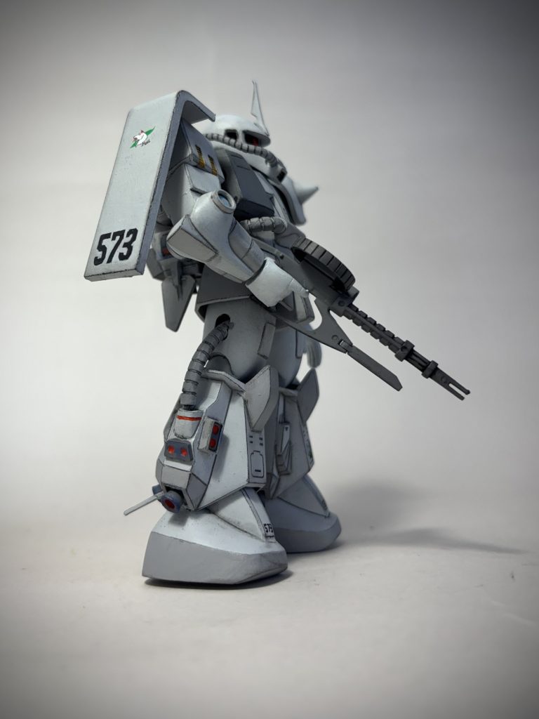 キットについているデカールのうち、シン・マツナガ大尉機用のものはこの横向きの白狼のみ。それ以外はフリーハンドで書き込みました。デカールはもうワンサイズ大きいとバランス取れたのですが笑