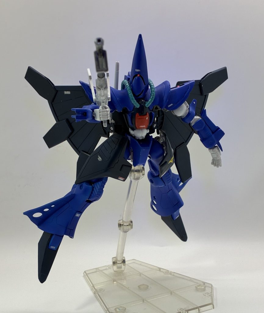 頭部を胴体から切り離しましたので、若干角度を付けることができました。