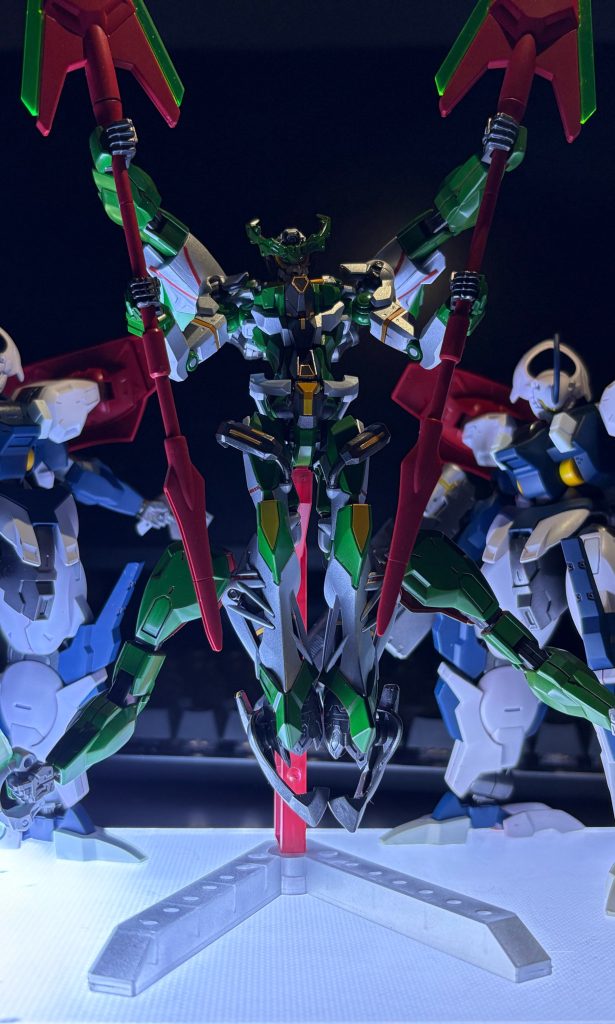 機体解説へ〜主体キットはhgジークアクスを使用、ダリルバルデから4本の腕を3mmで接続。カシウスの槍っぽい持たせたくてダリルバルデのものをそのまま持たせました。家族からは第一声に「腕6本？！キモ…」うん確かにキモイかも笑笑まぁ13号機が4本だし的なノリで作ったからなぁ機体は汎用人型決戦兵器人造人間エヴァンゲリオンmark14。新劇設定よりゲンドウが13号機までを人類補完計画へと使用しましたが、ゼーレのシナリオに続きがあると考えた上で13号機以降に建造されるはずの機体があっても良いのでは？と妄想…初号機が希望、13号機が絶望だとするならばmark14は全てのエヴァシリーズの頂点に立ち制裁を齎す機体なーんて厨二爆発設定😅