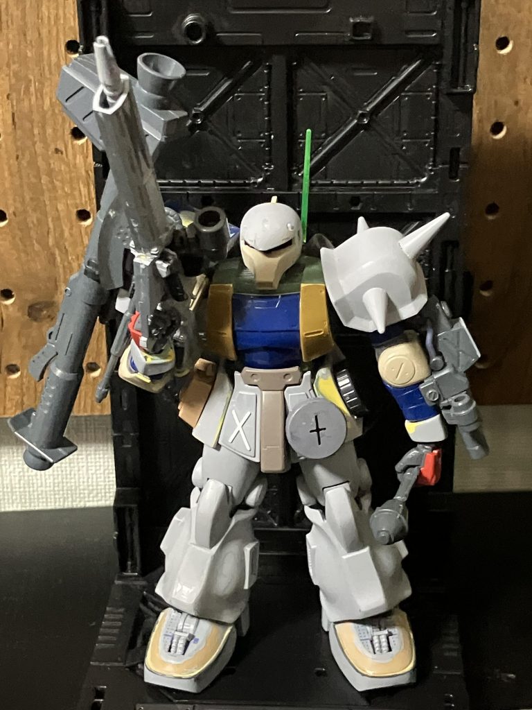 フロントスカートを元に戻して、ディテールを追加し、その他武装をモリモリで装備。