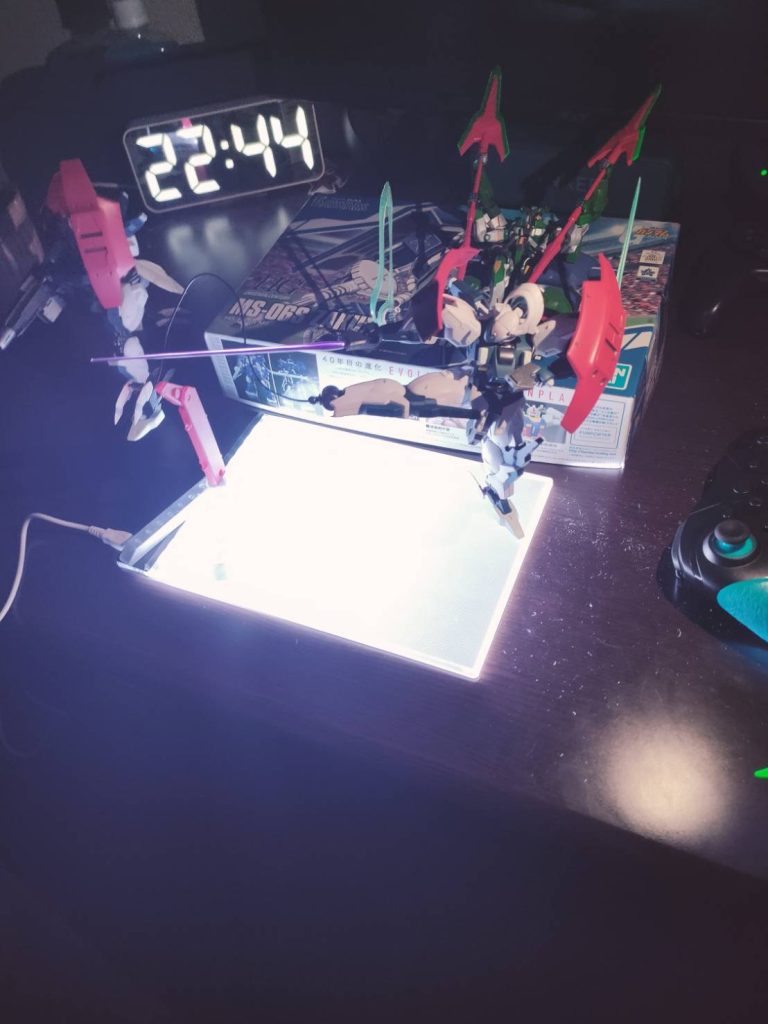 友人2はとにかく調べたり追求し後ろから支えてくれる様なイメージだったのでジャンクボックスからルブリスソーンのライフルを装備させ遠距離から攻撃…なんでエヴァがビーム兵器なんで持ったんねん！「え、かっこいいから😎」てか「そもそもオプファータイプ？アダムスは10体じゃん！なんでー？」友人達の第一声である。というのもここら辺は妄想なんですけどシンエヴァヤマト作戦終盤にて8号機が沈められたNHGシリーズにもアダムスを使用していたという設定もございますがその沈んだ三隻のNHGシリーズの残骸を使用して建造されていても問題がないのでは？と考察…さっきの↑mark14での解説で言った通りゼーレのシナリオ内に存在する機体だとしてNHGシリーズもエヴァとして建造されていても？と考察…