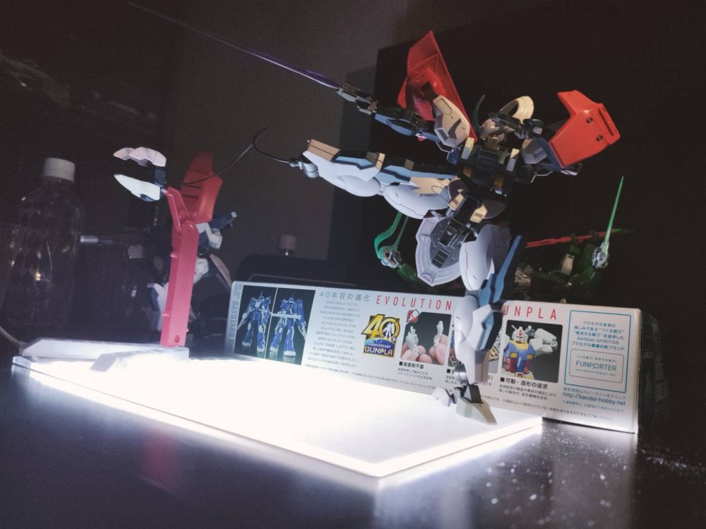 左右に居る機体も紹介！機体名ネオオプファータイプシリーズmark15、16。hgのダリルバルデの色変え塗装し武装追加を行いました。友人2人をイメージした武器を作りたくてジャンクボックス漁ったりスクラッチしてみたり…友人1はアメフト部に入っており近距離かつ連射武器を持たせたかったのでケルディムガンダムが持つ“GNビームピストルⅡ”風なハンドガンをプラ板から自作。