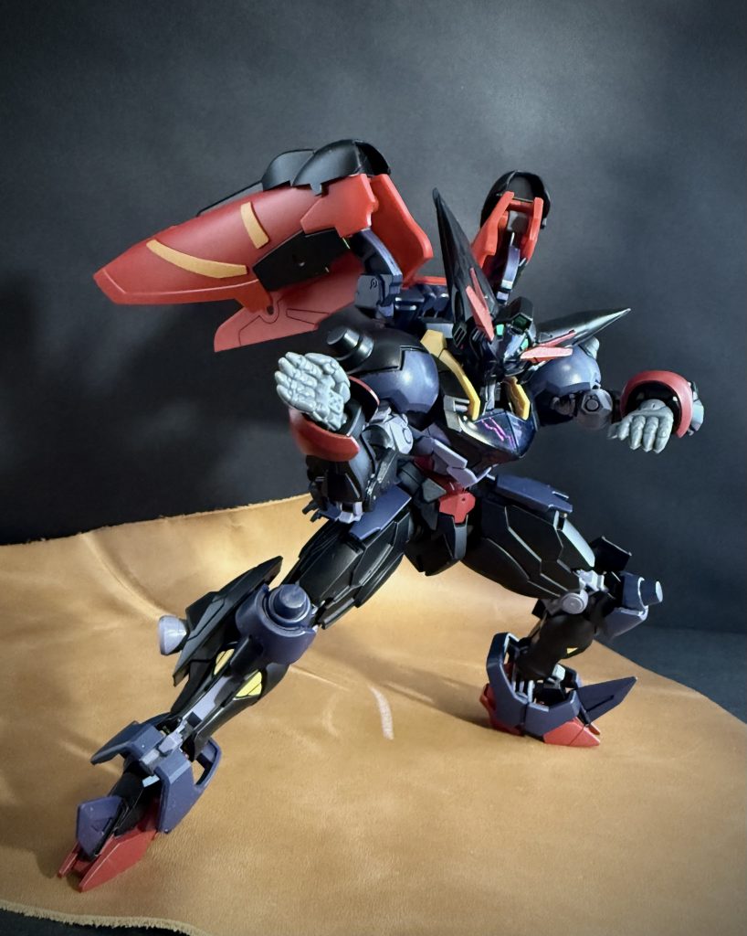 　シャイニングガンダムの腕部がシェルユニットで構成されている事に対し、このマスターガンダムは、全身のフレームがシェルユニットとなっている。これによって、DP（デビルパーメット）細胞がシェルユニットに作用する自己進化、自己再生、自己増殖の恩恵を受けることが出来るのだが、その恩恵を受けるには自らがDP細胞に侵される（DP細胞の本来の目的はアルパメットガンダムのコアとなる健全な肉体だった）必要がある為、それを良しとしない東方無敗は、恐ろしい程の精神力でそれらを跳ね除けていた。ただ、機体の修理には自己再生能力の一部を使用していたようだ。いわゆるメンテナンスフリーである。