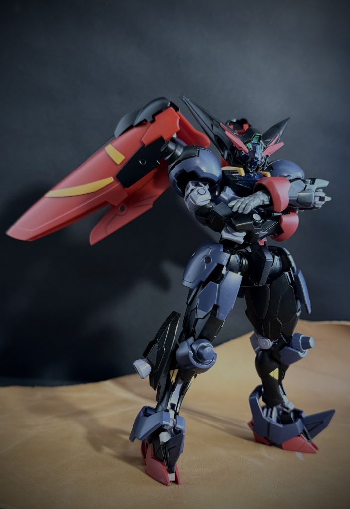 「フフフ、土門の奴め、どうやら良い仲間に巡り会えた様だな…」　土門たちの様子を伺っていたのだろう、東方無敗は何処か満足そうに頷くと、その姿を夜の闇の中に消す。…その背に決意と覚悟を背負って。　さあ、皆さん、お楽しみになって頂けたでしょうか（唐突に現れる満足そうな顔の眼帯に赤いスーツの男）。これにて、彼らの物語はひとまずの終わりとなります。…さて、ここからは、（やれやれと言った風に腕を広げ顔を振りながら）思った以上に格好良く作れたと、増長し、増長し、増長したコビト少佐の自画自賛の嵐。お耳汚しとなるでしょうが、どうかお付き合いしてやって下さい。…それでは皆さん！ガンドォアァームファイトォッ！…レディィッ……ゴォォォッ！！