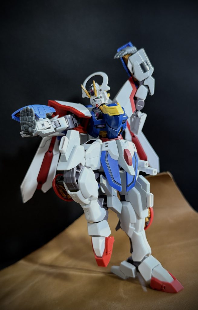 決闘　其のニパイロット　カイ•サイシーMS &nbsp; ドラゴウォート「いくぜ！土門のアニキッ！」「ああ！来いッ！カイ•サイシーッ！！」　拳（けん）と拳（けん）のぶつかり合い。決闘が始まって十数分、止むことのない拳と拳、蹴りと蹴りの応酬、それは格闘家と格闘家。武術と武術。たった二人だけの世界。「やるなッ！カイ•サイシー！」「へへへ！アニキもなッ！」　二人は笑みを浮かべ、拳と拳を突き合わせる。その様子は美しさすら感じる、見方を変えれば、まるで戯れあっている様にも感じるほどだ。しかし、そんな様子に騙されてはいけない。彼らが、二機のMSが繰り出している拳の一撃一撃が、放っている蹴りの一撃一撃が、並のMSならばかすっただけで破壊、いや、粉砕されるほどの威力を持っているのだ。　ドラゴウォート。ザウォートをベースとした、格闘特化の機体。頭部、両腕部に龍の意匠を持つ。その戦闘方法は、パイロットのカイ•サイシーが今は存在しない言われる拳法の使い手である事から、火器に頼らない自らの腕や脚を武器とする。そのドラゴウォートのコクピットの中で、カイ•サイシーは笑う。「最高だよ！アニキ！…オイラ、オイラ、こんなふうにアニキと闘えるなんてッ！」　カイ•サイシーの、ドラゴウォートの重い一撃を受けながら、土門はシャイニングガンダムのコクピットで一人驚嘆する。本来、ザウォートは手脚の細く、その見た目どおり、軽量、機動性重視の機体となっている。しかし、今、目の前でシャイニングガンダムに鋭く重い一撃を放つMSはまるで、重MSの様な突進力を持ってさえいるのだ。土門は、師の言葉を思い出す。（フフフ、土門よ。身体が大きければ強い。…と言うわけではないぞ。『柔よく剛を制す。』と言う言葉を知っているか？土門。いかに身体の小さな者でも、『技』が、『武』あれば、いかな巨体であろうとも吹き飛ばすことができる。…それが武術だ）　見事な武術だ！カイ•サイシー！土門は感嘆する。まさか師匠以外にこれほどの格闘家に出会えるとは。「まだまだ、これからだぜ！アニキッ！」　そう言うと、ドラゴウォートは、肩アーマー内に懸架していた複数の棒状の物体を伸ばし、次々とシャイニングガンダムの周りの地面に突き刺していく。「宝華教典ッ十絶陣ッ！」　カイ•サイシーが叫ぶと、地面に突き立った棒の先端から中程にかけて、ビームの光が拡がり、ビームの旗が形作られる。同時にビームの粒子が霧の様に立ち込めドラゴウォートの姿を消す。センサーからも消えたドラゴウォートの姿を捜し、辺りを見回す土門の耳にカイ•サイシーの声だけが響く。「さあ、アニキッ！…オイラを見つけられるかな」　どこだッ！辺りを見回すが気配すら感じる事が出来ない。だが、土門もまた一人の武辺者。すぐさま目を閉じると精神を集中させる。…そこだッ！背後に気配を感じ取り、鋭く裏拳を放つ。…が。「へへッ。残念！コッチだよアニキッ！…無影脚ッ！！」　土門の裏拳は空を斬り、土門が感じ取った気配とは全く逆の方向から、ドラゴウォートの神速の蹴りがシャイニングガンダムを襲う。「ぐわぁッ」「まだまだいくぜ！アニキッ！…ドラゴンファイヤーッ！」　龍の頭部、龍の口を模したドラゴウォートの両腕から灼熱の炎がシャイニングガンダムを再び襲う。矢継ぎ早の攻撃に土門は手も足も出ない。繰り返される神速の蹴りに、灼熱の炎。ドラゴウォートを視認出来ないまま、ジリジリと防戦一方になっていく土門。まるでドラゴウォートが複数機いるかの様だ。ドラゴウォートの猛攻の中、土門は閃く。…目には目を。複数いる様に思うのならば、こちらも複数になれば良い！「ウォォォ、シャァイニング…シャドォー！」　叫び、土門は物凄い勢いで反復横跳びを始めると、シャイニングガンダムの残像が凄まじい勢いで増えていくのだ。三機だった残像が五機になり、七機、九機と増えていく。やがて十数機となったシャイニングガンダムは、それぞれが意思を持ったかのように四方へ散ると、ドラゴウォートがいそうな場所を手当たり次第に攻撃する。「見つけたぞ！カイ•サイシーッ！……なにッ！」　シャイニングガンダムの蹴りがドラゴウォートを捉える。しかし、そう思った瞬間、ドラゴウォートの姿がビームの粒子となって消えたのだ。「コッチだぜッ！アニキッ、…ザウォートは元々空戦機だッ！」「空（上）にいたのかッ！」　見上げる土門。そこには太陽を背にするドラゴウォート。「アニキッ！まだ未完成だけど、…これがオイラの必殺技だッ！」　カイ•サイシーは叫ぶ。ドラゴウォートの背部スラスターからビームの膜が放出されると、それはまるで蝶の翅の様に拡がっていく。「いくぜ！アニキッ！…天に竹林、地に大林寺！目にもの見せるは、最終秘伝ッ！真ッ！…流星ッ胡蝶剣ッ！！」　カイ•サイシーの叫びとともに、ドラゴウォートの機体そのものが巨大な剣になったかの様な、鋭い蹴りがシャイニングガンダムに放たれる。