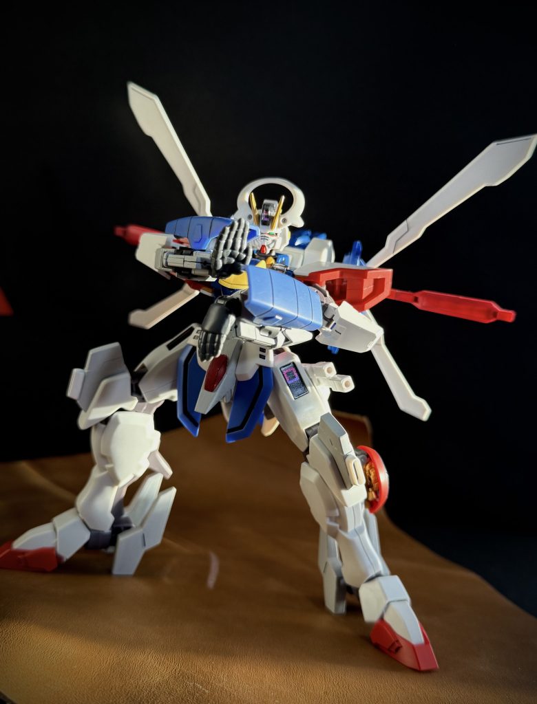 決闘…？パイロット？　美花村玲院　さて、皆さん。（やはり現れる、眼帯に赤いスーツの男。…男はスツールに腰掛け足を組むと、淡々と話し始める）学園史上、鮮烈な決闘デビューを果たした土門。その後、地球寮の一生徒として勉学に励む彼は、ある女生徒と運命的な出逢いを果たします。…そうです、その女生徒こそが美花村玲院（みかむられいん）。GUND技術に精通する彼女は、シャイニングガンダムの専属メカニックとして、GUND-ARMファイターである土門のメディカルサポーターとして、…確かに、出会ったばかりの頃は、様々な問題も起こしましたが、やがて公私ともに土門とは見ていて恥ずかしくなる程のラブラ…いえ、…失礼しました。…かけがえのないパートナーとなっていくのです。ファイターとして他の生徒たちとは違う土門に対し、始めは様々な嘲笑を浴びせられもしました。しかし、何度かの決闘を終え、幾度も強敵（とも）と拳を交え、土門は、二人はこの学園の中に、かけがえのない居場所を作ってきました。…しかし、しかしです。そんな中、彼女、玲院の耳にある噂が飛び込んでくるのです。…それは、土門が毎日のように授業が終わると、林の奥深くに姿を消す。と、しかも女生徒を伴って。…なんと言うことでしょう。さらに、寮の門限も守らない。…ここまできたら、もはや玲院も気が気では無いでしょう。…意を決した玲院は、土門に事の真相を詰め寄ります。…はたして、この玲院の行動がどの様な結末を招くのでしょうか。　それでは皆さん！お待たせしましたっ！…ガンドアァームファイトォ！（？）…レディィィッ！ゴォォッ！！　夕暮れに染まる地球寮の庭、所々雑草に覆われた地面に長く黒い影が伸びている。その影、その人の影は、手を広げたり、足を高く上げたり、まるで舞踏を踊っているかのようだ。その影の先、そこでは男が一人、舞う様に武術の型、流派東方無敗の技の型を一つ一つ丁寧に決めていくのだ。…その様子を離れたところから見ている者がいる。土門のパートナーの玲院だ。どこか躊躇う様子の彼女だったが、覚悟を決めた様にキッと顔を上げると、その視線の先、土門の方へ歩き始める。　型の一つを決め、土門の長く息を吐く音が聞こえるぐらいの所まで近付くと、玲院は声をかける。「…ね、ねえ、土門。…ちょっと聞きたい事があるんだけれど」　うん？どうしたんだ、玲院。そう言って、一瞬こちらを見たものの、再び視線を前に戻し演武を続ける土門に、玲院は問う。「あ、あのね、土門。…最近、あなたの変な噂があって、…そ、それにここ何日か門限が過ぎてから帰ってきてるでしょ？…どうしてかなって」　意を決した玲院の問いに土門は、「ん？…ああ、そのことか」　まるで、どこ吹く風、で言うのだ。「……は、な、何よそれ」　思わず高くなってしまった声に、土門の動きが止まる。説明しなさいよ。そう言う玲院だったが、肝心の土門はこちらにくるりと顔を向けると言う。「修行をしていたんだよ」「しゅ、修行って、だって、女の子も一緒に…」　玲院の言葉に、なんだ知っているのか。という顔をする土門。…そして、「…そうなんだ。カレンビー（の戦闘技術、とりわけ格闘家としてのセンス）はとっても凄いんだ！」　満面の屈託のない笑顔で言う。「…は？…すごい？」「ああ！そうさ、（一見して、格闘技をやってる様には見えない）細身の身体なのに、（タフで、持久力もあって）俺の動きに着いて来れるんだ。それに、細い（のに、しっかりした、しなやかな筋肉量の）手足！そこから繰り出される（重くて）鋭い……」「なっ、なによ土門！…人が心配しているのに、女の子の体がどうこうって、…最低っ！」「な、玲院！何を怒って…」「だいたい何よ！細いだの何だのって、…ええ、そうですとも、どうせ私の手足は太いですよっ！…だいたい二人で、人目のつかない所で何やってるんだかっ！」「な、なんだとうっ！…（格闘家として）二人で（互いの武術を高めるため）汗だくで修行して、なにが悪いッ！」「…っ！…汗だくって、…最低よ！土門！」「ま、待て、玲院！…さっきから青くなったり、赤くなったり、どうしたんだ」　土門は見る、そして感じる。目の前にいる玲院から、『闘気』。それも凄まじい迄の殺気を含んだ闘気が溢れ出すのを。「ま、待て、玲院！…少し、落ち着こう、な」「…うるさいっ！このバカっ！とうへんぼくっ！」　そう言って、そんじょそこらの格闘家顔負けの突きを、蹴りを繰り出す玲院。たまらず土門もそれに応戦せざるを得ない。「…くッ、落ち着いてくれ、玲院。…そ、そうだ、ご、誤解だ、玲院。きっと何かの間違いだ」「うるさいっ！…問答無用っ！」「…うぉッ、くッ、この、わからずやッ！」「なによっ！土門なんてっ…、はぁぁぁっ！」「ウォォォッ！」　続く突きと蹴りの応酬。しかし、次の瞬間、土門は目を丸くする。「ま、待て、玲院。…その構えは、流派東方無敗の…、う、落ち着け、玲院。それは、その技は、な、なんていうか、人に向けて撃っちゃいけない技だ。れ、玲院？」「ふ、ふふふ。……土門の、浮気者ぉぉっ！」「な、ちょ、ま、待て、れ、れい…、う、うわぁぁぁぁぁぁぁッ！！！」　薄暗くなった地球寮の上空に、星の如く飛んでいく土門を、頬杖をつき見上げながらカイ•サイシーは、傍のヴォルジュ•ド•サンドに言う。「うわあ。…飛んでっちゃったね。土門のアニキ。『あれ』が俗に言う…」「ええ、あれが、いわゆる故事に言う、『喧嘩するほど仲が良い。』と言うものですね…。良い勉強になりました」