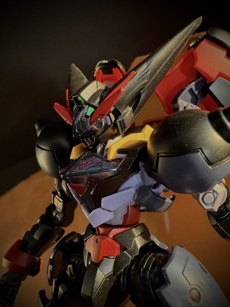 　埃が酷くて恐縮だが。なにが良いってこの顔が良い。始めはキットのマスターガンダムの顔にジウのバイザー（？）をかぶせるつもりだったのだが、比べるとジウの顔というか頭部が小さく、それならばと、マスターの頭部を左右に割り、それをジウの頭部に装着するという荒技を決行。結果、頭部を上から見た時に、ジウのバイザーの尖りの角度とマスターの左右の角（？）の角度が奇跡の完全一致。見事な矢尻型を形成したのだ。…これには震えたね。実物を見せたいものである。