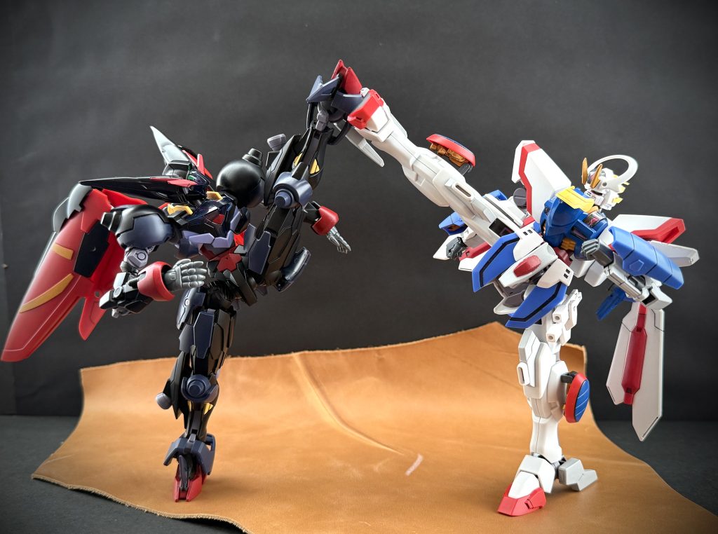 　それでこれ。蹴りと蹴りがぶつかる。格闘もので良く見る（？）構図。ベースになった水星系キットの可動の良さの恩恵がここにある。…そして声を大にして言う。コイツら『自立』しています。マジで。