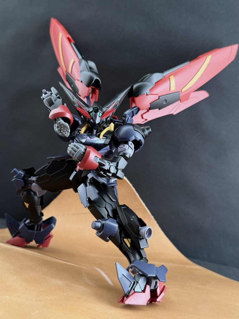 　シャイニング、マスター共に、ベースとなったシュバルゼッテ及び、ジウに、それぞれの特徴的なパーツを貼り付ける形で作られている。シャイニングなんかは、本家のギミックの一つである、踵のアウトリガー（？）を再現する為だけの理由でシュバルゼッテをベースにしたという始末。爪先を移植しているので、スーパーモード時には地味にちょっぴり伸びている。ちなみに、本家シャイニングのギミックの中で足首まわりが一番好きだったりする。　そして、マスター方はというと、エアリアルか、ルブリスベースでと考えていたのだが、エアリアルは主役機の為、そして本編にてあの様な終わり方をした為、候補から外し、じゃあルブリスかぁ、…売ってねぇな。となっていた所、偶々読んでいたコミック「水星の魔女ヴァナディースハート」を見て、コレだ。と、良く行くリサイクルショップや、〇〇堂を廻り、ルブリス•ジウのキットを「そんなに」高くない値段でゲット。はじめは、ジウの特徴でもある「虎の手」で、「デカいダークネスフィンガー」。などといった事を考えていたのですが、ボディが出来、手足が出来、そして頭部が出来上がる頃には、これ、余計なギミックつけるより、シンプルに「マスターガンダム」にした方が格好良いのでは、と。…惜しむらくは、本家でいうノーマルモード。が出来なかった事か。HGマスターガンダムの前後二分割のマントとなるパーツが、ジウの胴体の厚み、ウイングの基部となるパーツの接続方法の都合により、挟み込むには機体本体が厚過ぎかのだ。そうして、出来上がって思ったのは、「色」である。特にマスターに至っては、白いジウの全体にマスターの、それっぽい特徴的なパーツを取り付けていった訳だが、あんまりマスターっぽく無いなと思ったり、ところが、色を塗ると、…なんという事でしょう。…え、コレ、マスターガンダムじゃん。てか、本家より格好良いんじゃ？（ここの所は超自画自賛）などとのたまう始末。