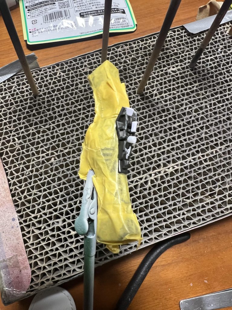 制作中のちょっと細かいところで言えば右足の膝部分は劇中では壊れて中のフレーム部が剥き出しになってしまっているのですが、劇中の設定がHGベースなのでダボピンなどの簡素な造形なっており、MGの内部フレームとは異なる形状でした。なので太めのプラ棒やプラ板などで造形の追加等を行なって、あえてmgサイズなのに HGぽい形状をさせています。 ビルドファイターズはプラモ作る上でとてもテンション上がる名作で、このシーンは男なら1番テンション上がるんじゃないかなと個人的に思います。