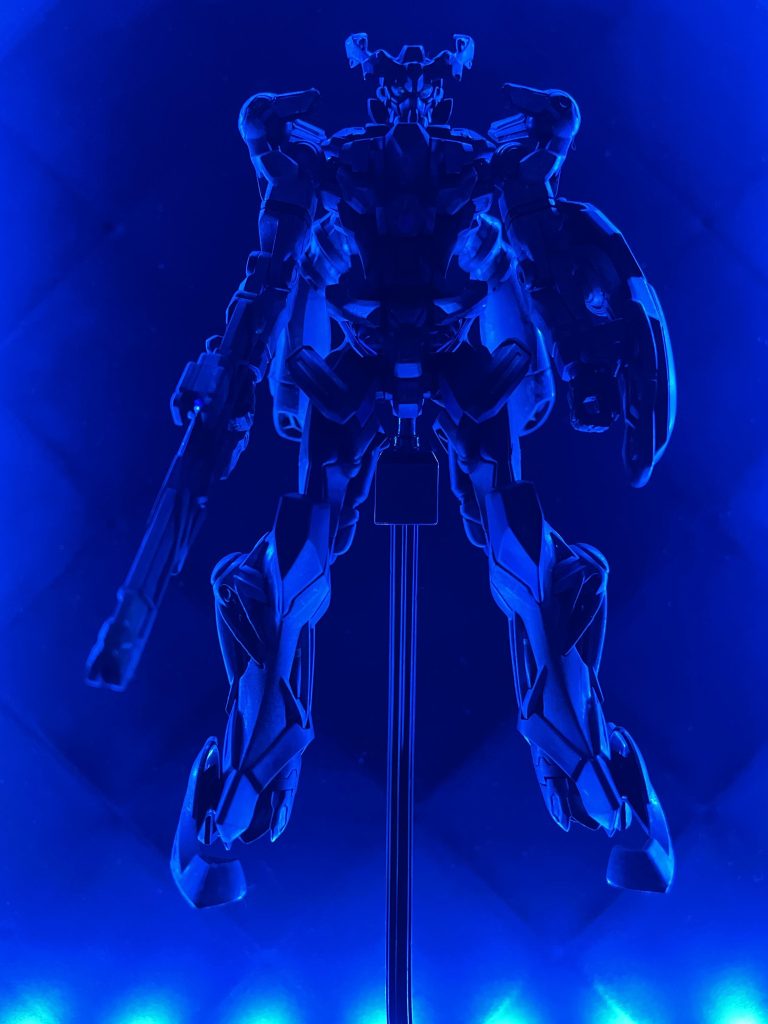 聞こえて　答えて　届いて欲しくて光って　光って　光って叫んだ金網を越えて転がり落ちた　刹那　世界が色づいていく